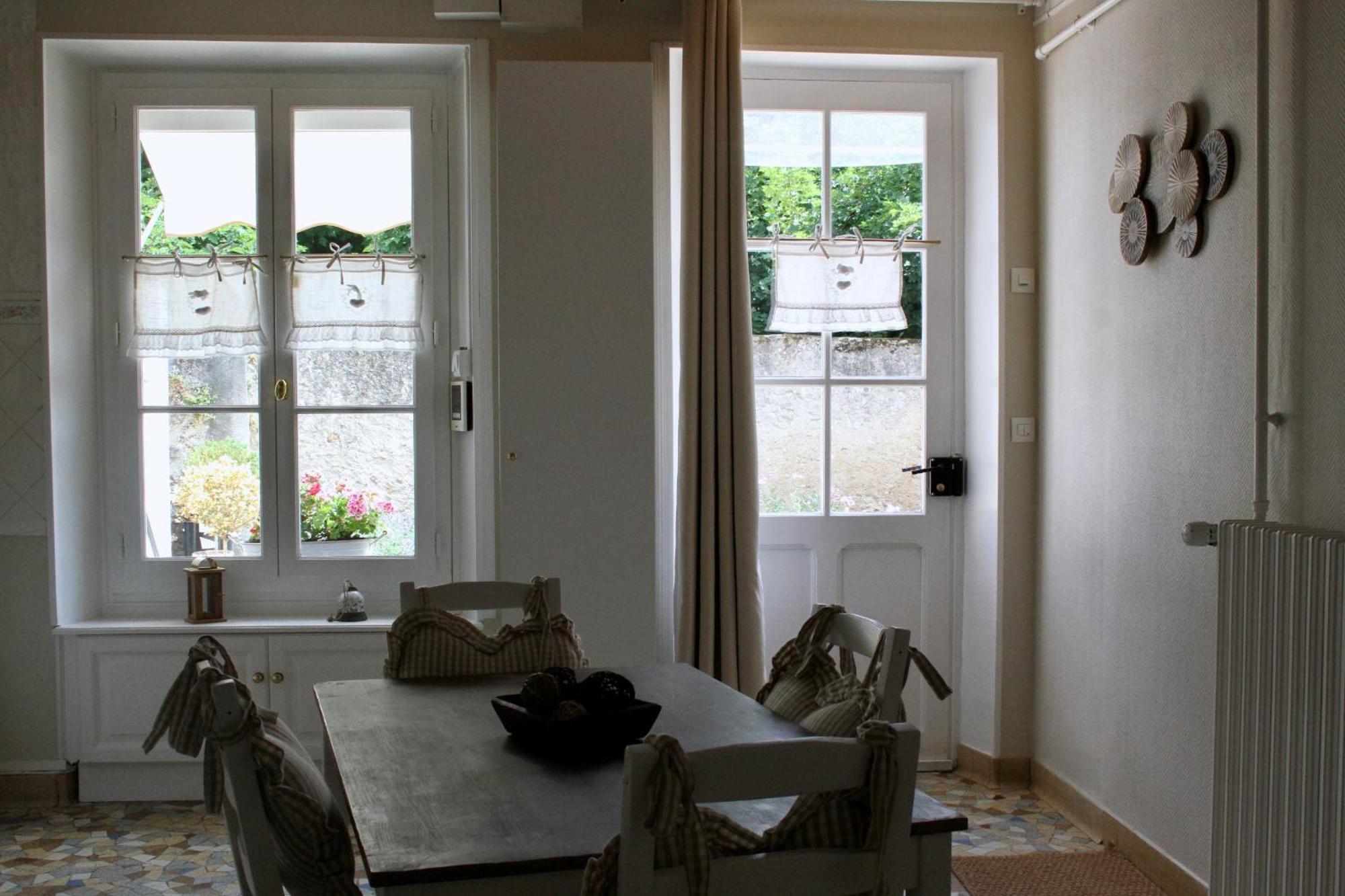 Chambres A La Maison Hermitage Aincourt Εξωτερικό φωτογραφία